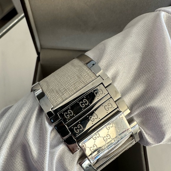 Gucci Women's YA112419 Twirl Two-Tone Stainless steel and Fabric Watch - Picture 14 of 15